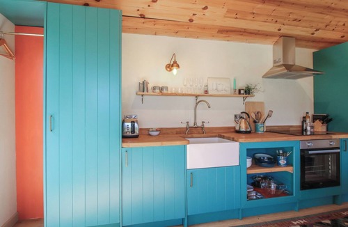 Hopton Castle Cottage | SQUIRREL'S DREY, romantic, with open fire in Clun