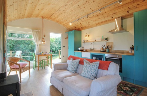 Hopton Castle Cottage | SQUIRREL'S DREY, romantic, with open fire in Clun