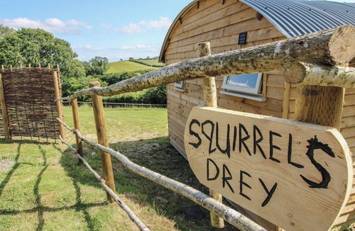 Hopton Castle Cottage | SQUIRREL'S DREY, romantic, with open fire in Clun