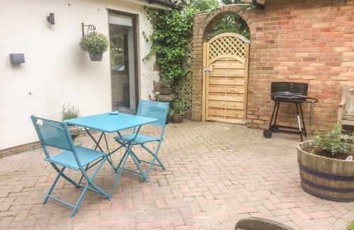 East Dereham Apartment | SQUIRRELS DREY, romantic, with open fire in Litcham