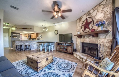 New Braunfels Condo | SS B11 Seele Street River Retreat