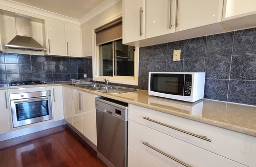 St. Albans House | St Albans House - Spacious and Modern Home