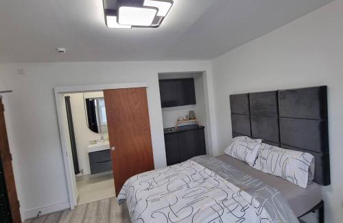 London Colney Apartment | St Albans Stylish Suite with kitchenette