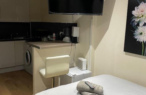 Thamesmead East House | St ANTHONY PRIVATE ROOM