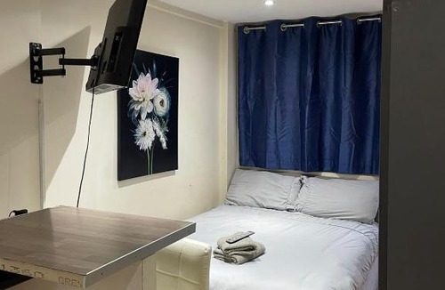 Thamesmead East House | St ANTHONY PRIVATE ROOM