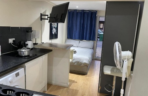 Thamesmead East House | St ANTHONY PRIVATE ROOM