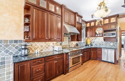 North Center Apartment | St.Bens, Jacuzzi, EV Parking! 4 beds, Walk to Wrigley Field & Brown Line!
