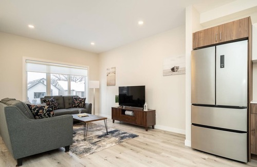 Winnipeg House | St. Boniface + Elegant 3 Bdr + Parking (16)