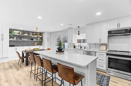 St. Charles House | St. Charles Manor | 4BR Getaway Home+HotTub+GameRm .6 acres