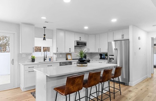 St. Charles House | St. Charles Manor | 4BR Getaway Home+HotTub+GameRm .6 acres