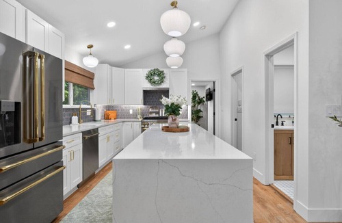 St. Charles House | St. Charles Manor | Stadium | 4BR Private 2.2Acres