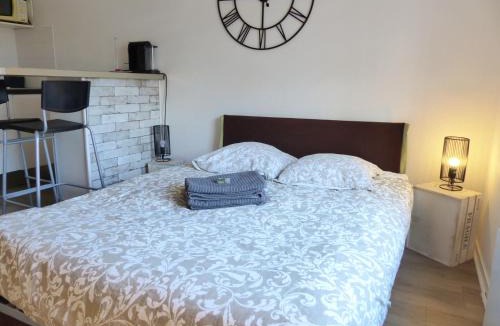 Waldeck-Sully Apartment | ST Clement Studio centre-ville avec parking