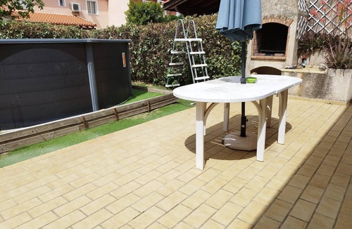 Saint-Cyprien Ski Chalet | St Cyprien air-conditioned house with private pool