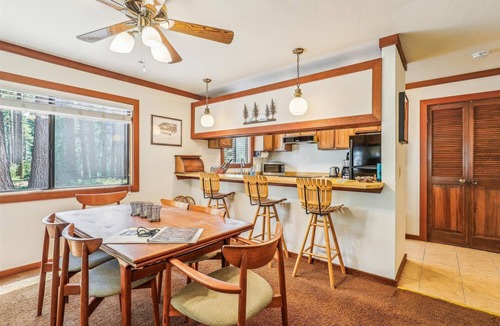 Lake Forest Condo | St. Francis Lakeside #1: Classic Comfort by the Lake