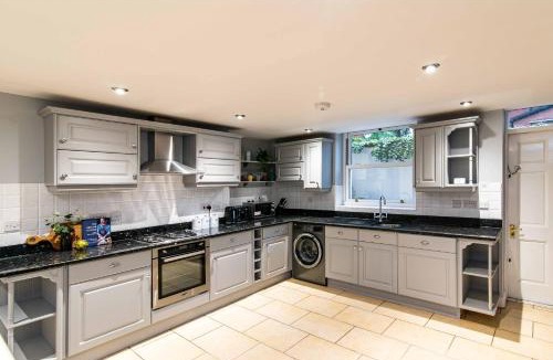 Wakefield House | St Johns, Wakefield - Self check in & free parking