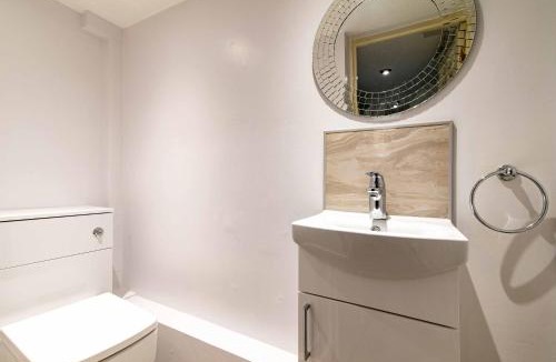 Wakefield House | St Johns, Wakefield - Self check in & free parking