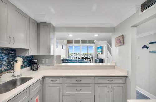 Meadows House | St Kitts - Downtown Waterfront Penthouse Pool Dock Parking