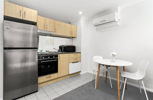 St. Leonards Apartment | St.Leonards Sophistication: Spacious Studio - LN405