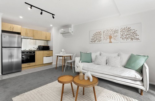 St. Leonards Apartment | St.Leonards Sophistication: Spacious Studio - LN405