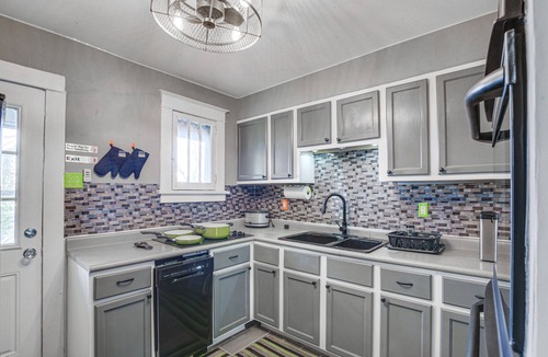 Pagedale House | St Louis Home w/Mini Pool Table & Arcade Game!