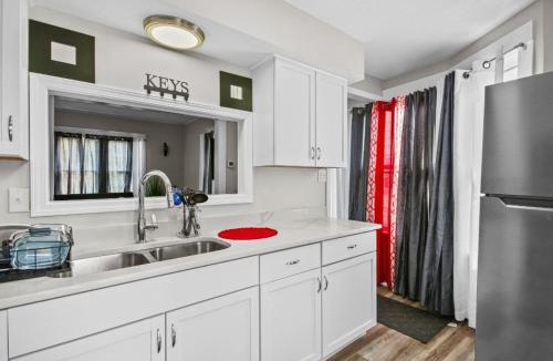 Midway Apartment | St Paul Fry Street Den Suite#1