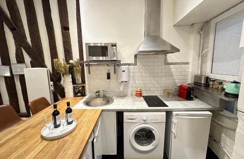 Arsenal Apartment | St Paul Marais Flat Ground Floor