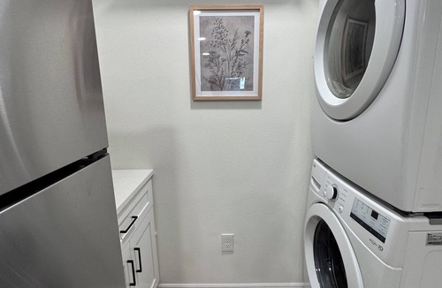 Disston Heights Cottage | St Pete Cottage, Near Beach & Downtown, King Bed, Smart TV, Queen Sleeper Sofa