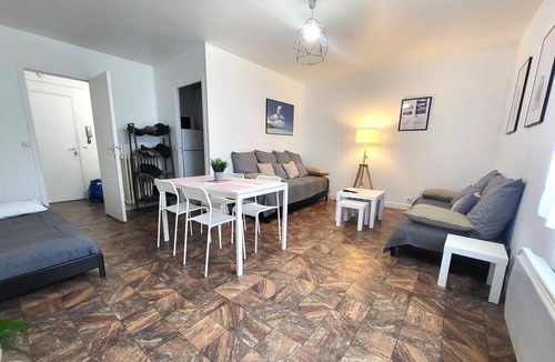 Trappes Apartment | St Quentin en Yvelines : Grand Studio Avec Parking