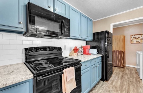 College Station Apartment | St Simons: 3 Bedroom, Walk to A&M, King Beds