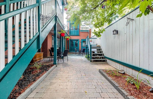 Vieux-Quebec-Cap-Blanc-colline Parlementaire Apartment | St. Ursule 2-Storey 2-Bed Oasis | Old Quebec