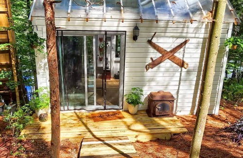 Brantingham Apartment | Stabbin Cabin 2 on Grant Island-hottub Boat Pets