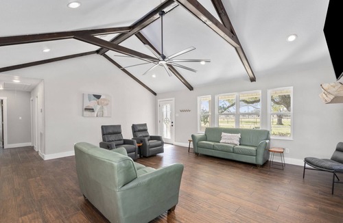 Columbus Other | Stable Oaks with PARTY BARN, pond, firepits on 5 acres!