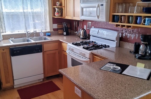 Historic Railroad District Cottage | Stacy's 2nd St Cottage. Steps to downtown.