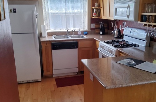 Historic Railroad District Cottage | Stacy's 2nd St Cottage. Steps to downtown.