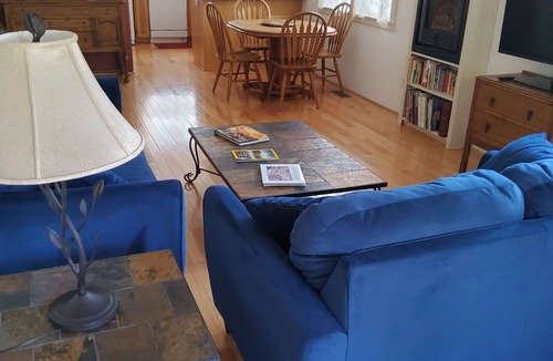 Historic Railroad District Cottage | Stacy's 2nd St Cottage. Steps to downtown.