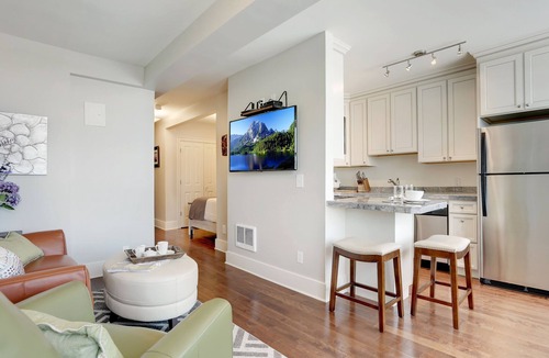 Stadium District Apartment | Stadium District Room With A View