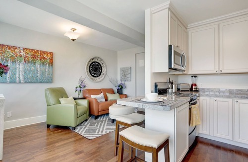 Stadium District Apartment | Stadium District Room With A View