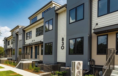 Burns Park Apartment | Stadium Suites - Full Bed