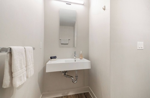 Burns Park Apartment | Stadium Suites - Full Bed