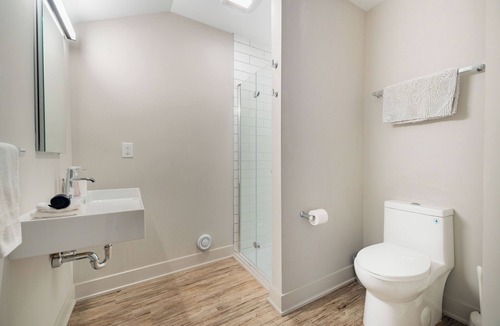 Burns Park Apartment | Stadium Suites - Queen Bed