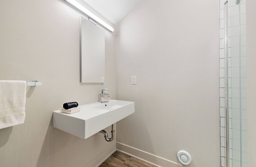 Burns Park Apartment | Stadium Suites - Queen Bed