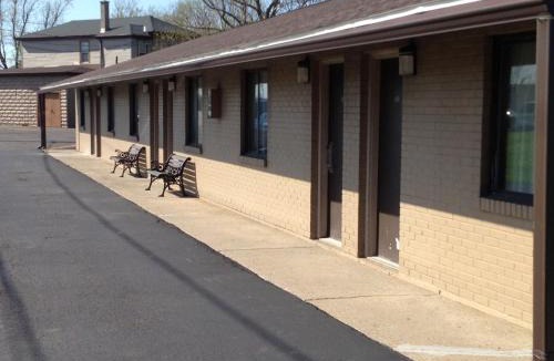 Athol Springs Hotel | Stadium View Inn