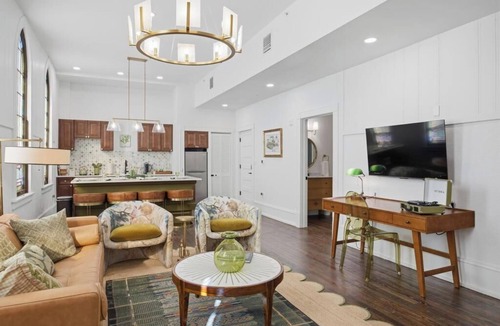 Downtown Jacksonville Apartment | Stained Glass 1BR at the Raven Pool OnSite Parking