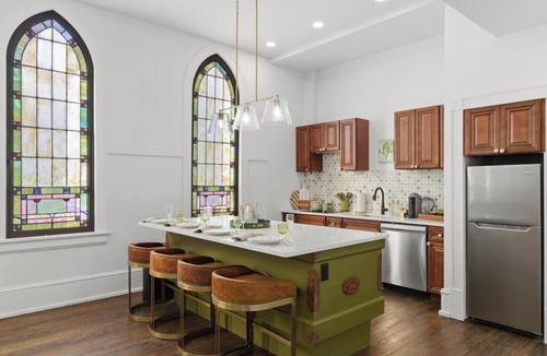 Downtown Jacksonville Apartment | Stained Glass 1BR at the Raven Pool OnSite Parking