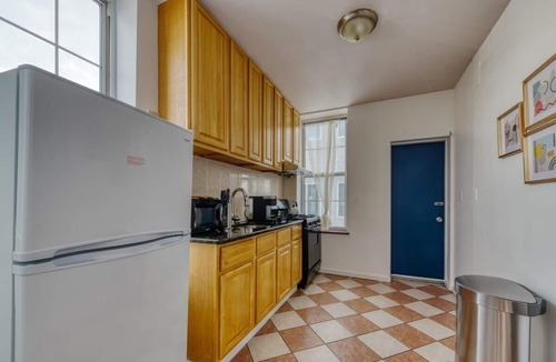 Chinatown Apartment | Stairway | 3BR Apt w W/D Ideal for Groups