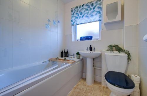 Stamford House | Stamford Central 2-Bed House with Free Parking