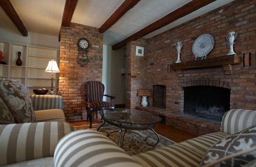 Niagara Falls House | Stamford village home with pool, hot tub