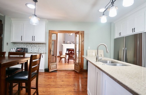 Niagara Falls House | Stamford village home with pool, hot tub