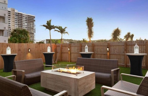 Singer Island Hotel | Standard 2 Queen Bed | Onsite Bar & Restaurant