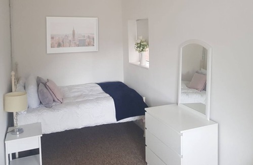 Heston Central House | Standard double room with shared bathroom